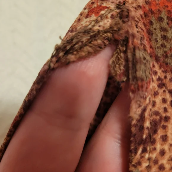 Chic Paisley Maxi Dress with Gold Accents - Picture 10 of 11